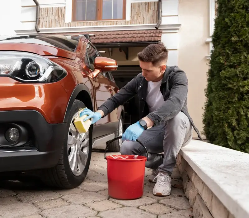 Lavage auto à domicile Brigueuil : professionnel intervenant sur un véhicule